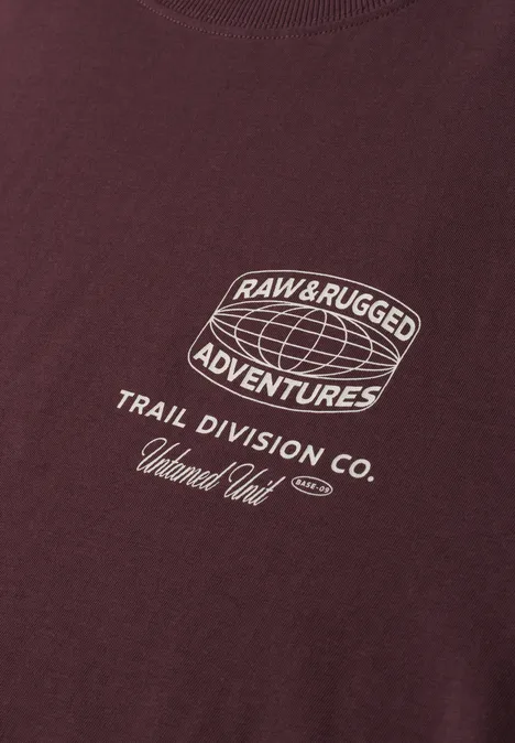 Bordeauxrotes T-Shirt mit weißem Aufdruck 'Raw & Rugged Adventures', 'Trail Division Co.'