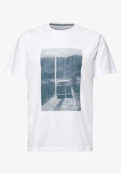 Weißes T-Shirt mit Fotoprint: Ein moderner Glasgang, der den Blick auf bewaldete Berge freigibt.