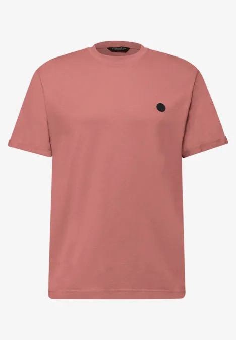 Een effen roze T-shirt met ronde hals en klein zwart logo op de borst.