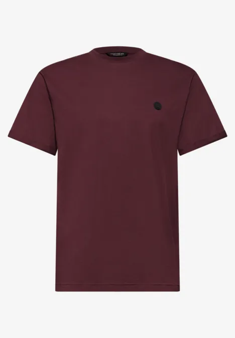 Effen bordeauxrood T-shirt met ronde hals en korte mouwen, minimalistisch ontwerp.