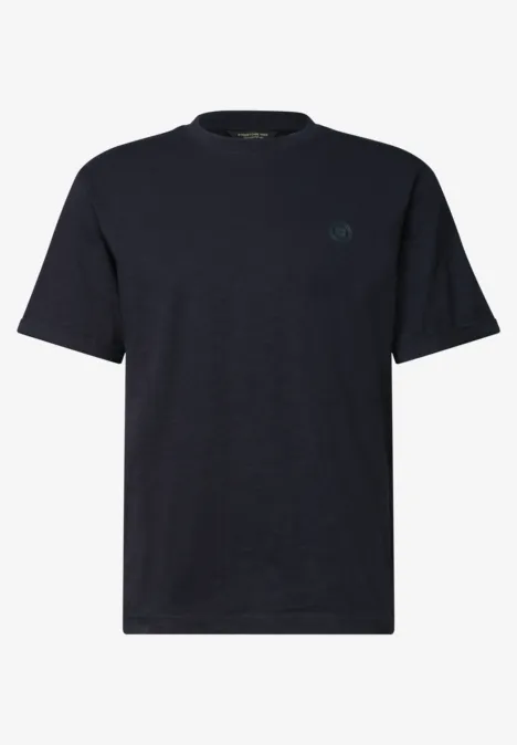 Ein schlichtes, dunkelblaues T-Shirt mit rundem Ausschnitt.