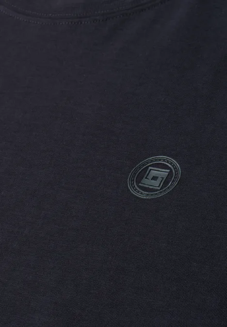 Dunkelblaues T-Shirt mit kleinem, grünen Logo auf der Brust