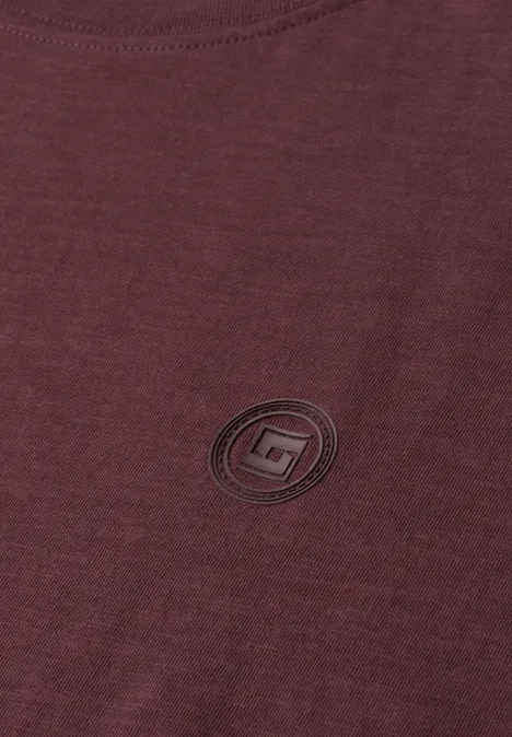 Bordeaux-farbenes T-Shirt mit rundem, schwarzem Logo auf der Brust