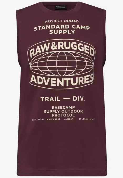 Mouwloos donkerrood shirt met witte 'RAW & RUGGED ADVENTURES'-opdruk