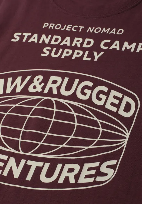 Bordeauxrood T-shirt met tekst 'PROJECT NOMAD STANDARD CAMP SUPPLY W & RUGGED VENTURES' en wereldbol-graphic.