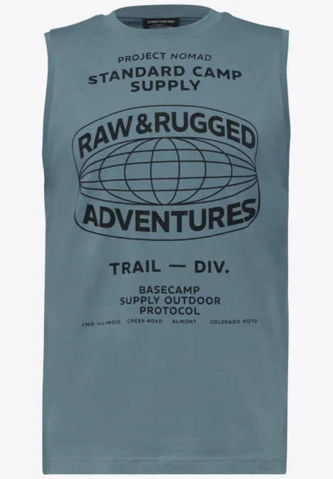 Mouwloos lichtblauw shirt met zwarte opdruk 'Raw & Rugged Adventures' in outdoor-stijl.