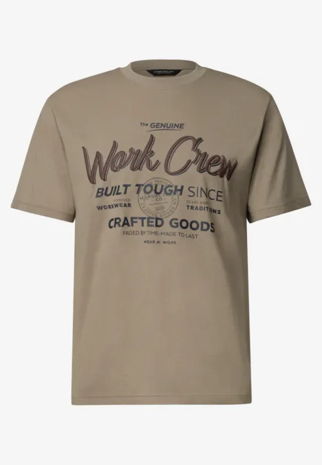 Beiges T-Shirt mit 'Work Crew' Druck in markanter Schrift und zusätzlichem Text darunter.