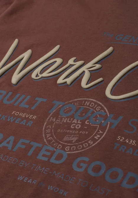 Braunes T-Shirt mit aufgedrucktem Vintage-Design 'Work Co', 'Built to Last' und 'Crafted Goods'.