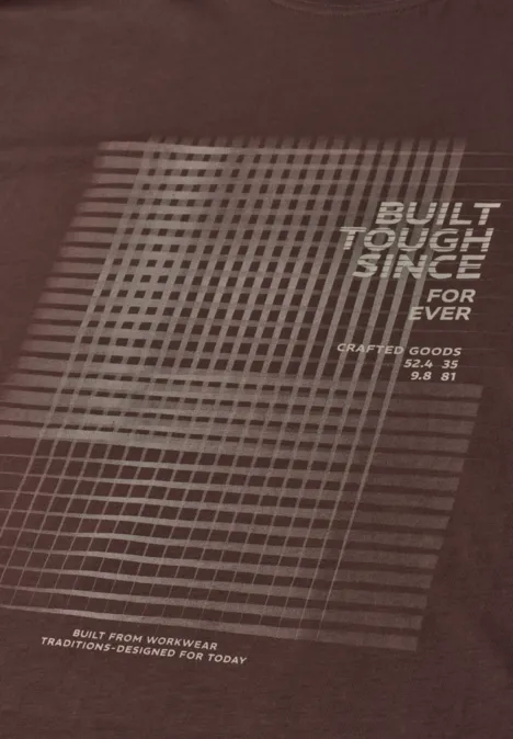 Braunes T-Shirt mit Gittermuster und Schriftzug 'BUILT TOUGH SINCE FOR EVER'.