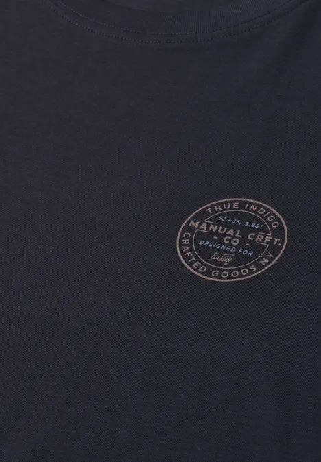 Schwarzes T-Shirt mit kleinem rundem Logo auf der Brust