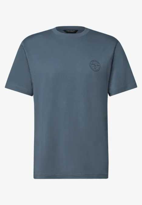 Ein schlichtes, blau-graues T-Shirt mit kurzem Arm und rundem Halsausschnitt, dezentem Logo auf der Brust.