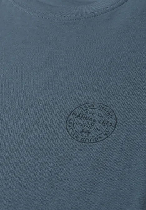 Grafisches blaues T-Shirt mit rundem Logo-Aufdruck auf der Brust