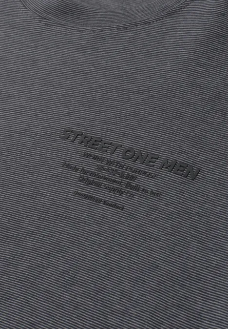 Dunkelgraues T-Shirt mit feinem Streifenmuster und schwarzem 'STREET ONE MEN'-Aufdruck und Zusatztext.