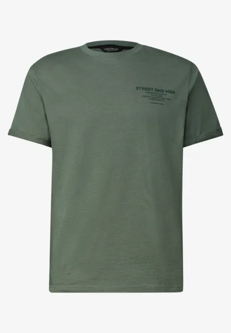 Olivgrünes T-Shirt mit kurzem Schnitt und dezentem Schriftzug auf der linken Brustseite.