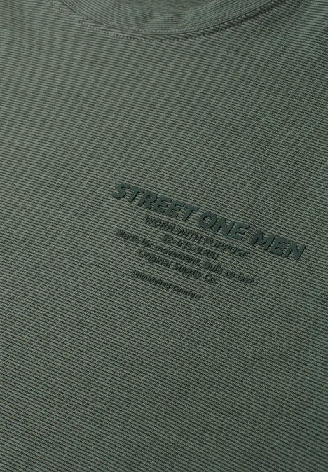 Olivgrünes Herren-T-Shirt mit dezentem schwarzen 'STREET ONE MEN'-Schriftzug auf der Brust.