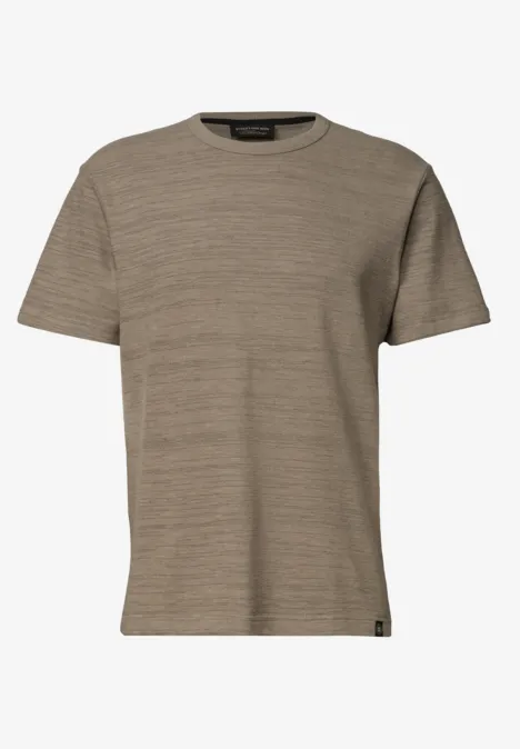Ein schlichtes khakifarbenes T-Shirt aus Baumwolle mit kurzem Arm und Rundhalsausschnitt.