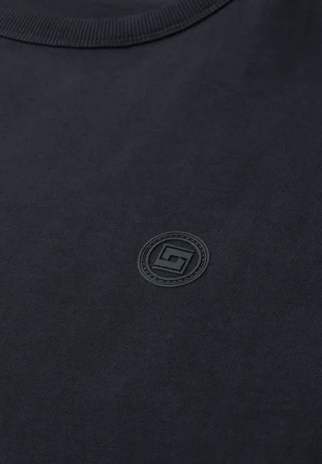 Schwarzes T-Shirt mit schlichtem, rundem Logoaufdruck auf der Brust.