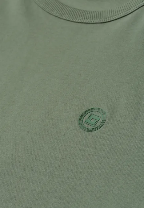 Olivgroen T-shirt met ronde hals en klein groen rond logo op de borst
