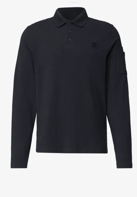 Schwarzes Langarm-Polo mit klassischem Kragen und kleiner Ärmeltasche.
