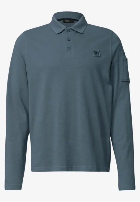 Langärmeliges Poloshirt in taubenblau mit Brustlogo-Patch und Ärmel-Tasche.