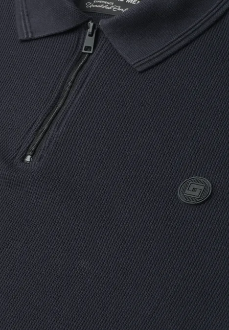 Dunkles Strick-Polo mit Halb-Zip, klassischem Kragen und dezentem Logo auf der Brust