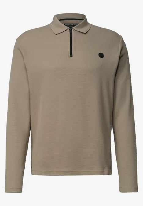 Herren-Longsleeve-Polo in khakibraun mit Reißverschlusskragen und kleinem schwarzen Logo-Patch