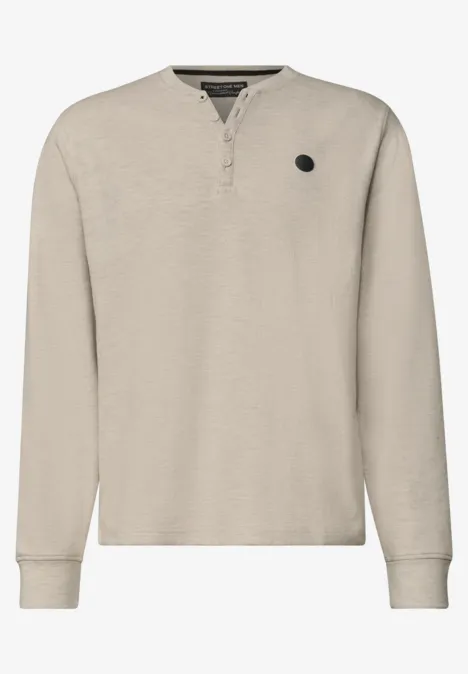 Beiges Langarm-Henleyshirt mit Rundhals und kleinem schwarzem Logo auf der Brust.