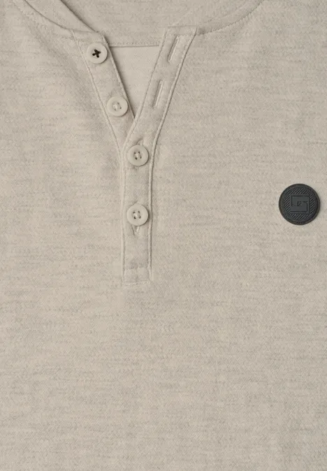 Beiges, strukturiertes Henley-Shirt mit Knopfleiste und kleinem, schwarzem Logo-Patch.