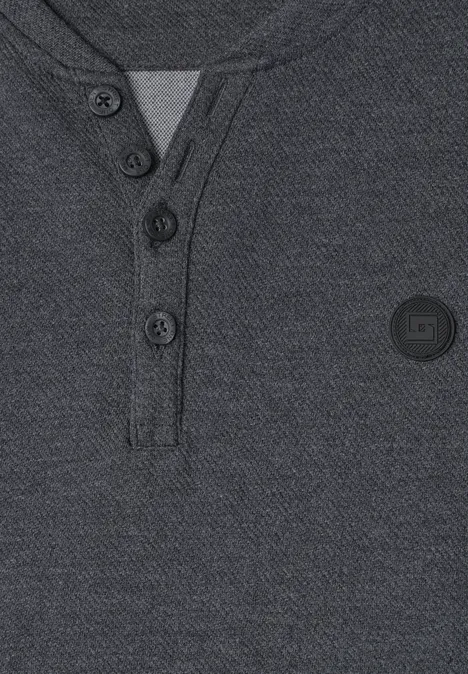 Detailaufnahme eines dunkelgrauen Henley-Shirts mit Knöpfen und feinem Strickmuster.