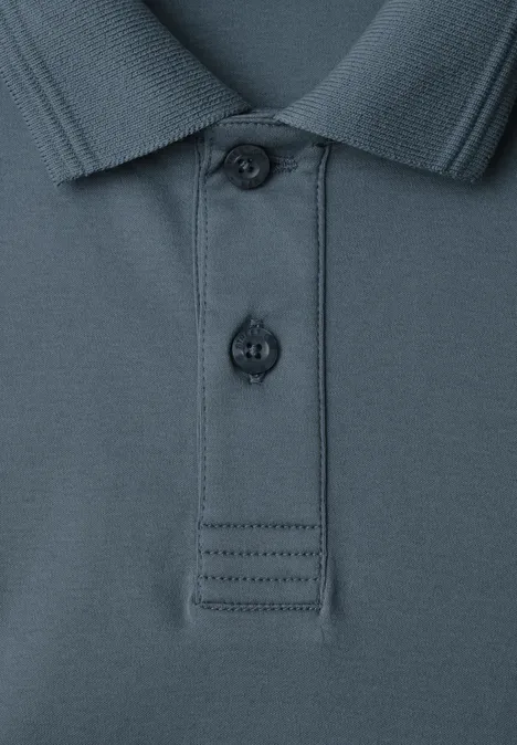 Nahaufnahme eines dunkelgrauen Poloshirts mit Kragen und Knopfleiste.