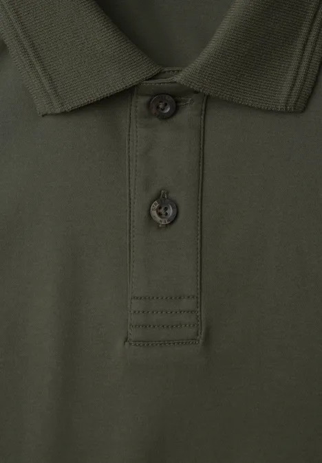 Detailaufnahme eines dunkelgrünen Poloshirts mit Kragen und Knopfleiste