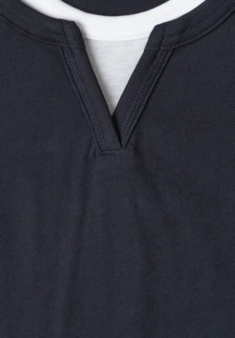 Henleyshirt im 2-in-1-Look dark ink blue Dunkelblaues T-Shirt mit V-Ausschnitt und feiner Naht am Kragen.