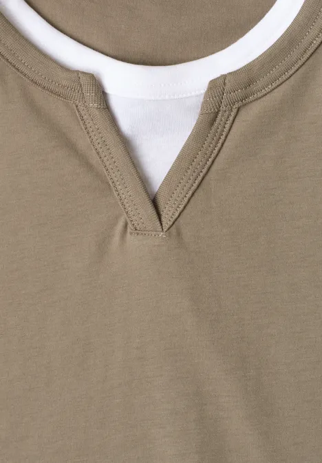 Henleyshirt im 2-in-1-Look antique beige Nahaufnahme eines beige-braunen Shirts mit V-förmigem Ausschnitt und weißem Untershirt