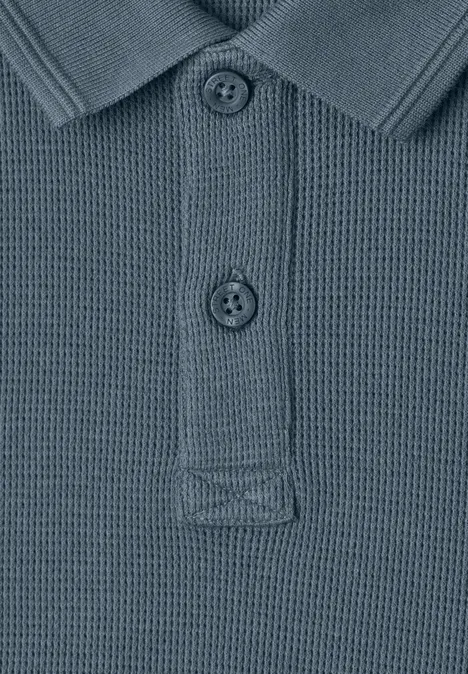 Langarm Poloshirt in Unifarbe vintage blue Nahaufnahme eines grauen Piqué-Poloshirts mit Kragen und Knopfleiste