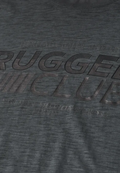 Nahaufnahme eines dunkelgrauen T-Shirts mit geprägtem schwarzen 'RUGGED CLUB'-Schriftzug.