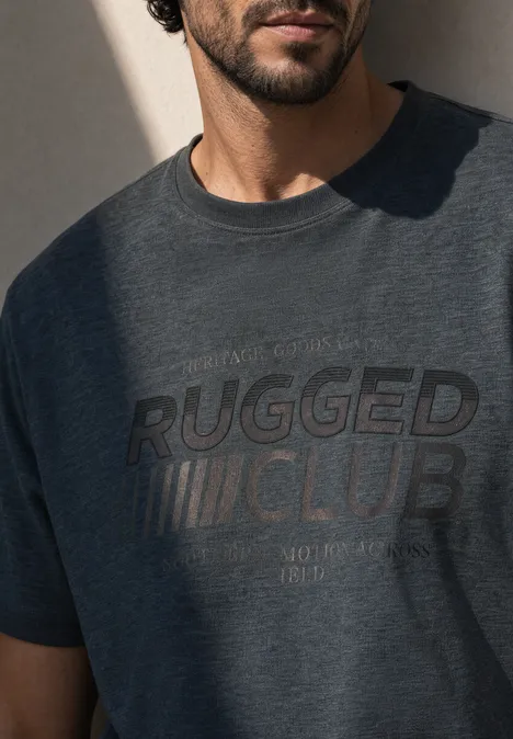 Dunkelgraues T-Shirt mit 'Rugged Club'-Schriftzug auf der Brust.