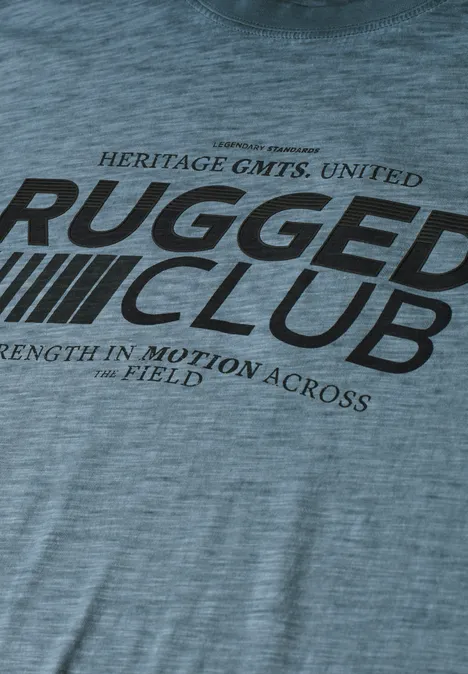 Graues T-Shirt mit schwarzem "RUGGED CLUB" Schriftzug und Streifendetail.