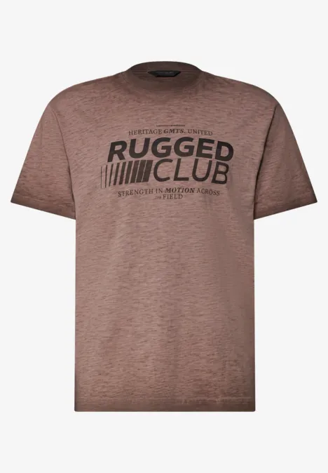 Braunes T-Shirt mit Aufdruck 'RUGGED CLUB' und dezentem Streifenmuster auf der Brust.