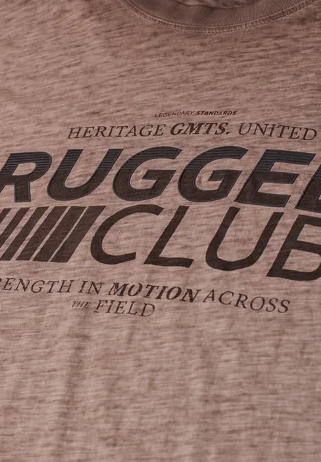Braunes meliertes T-Shirt mit schwarzem Aufdruck RUGGED CLUB und Schriftzug "Strength in motion across the field".