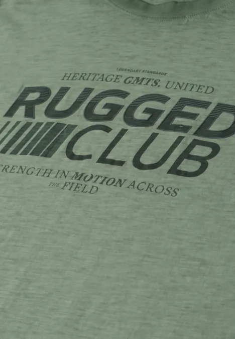 Grünes T-Shirt mit 'Rugged Club'-Print und den Labels 'Heritage GMT’s United' & 'French in Motion Across the Field'.