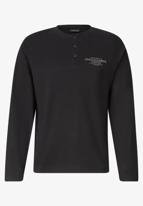 Angerautes Henleyshirt mit Printdetail basic black Schwarzes Langarm-Henleyshirt mit Knopfleiste und kleinem Brustlogo