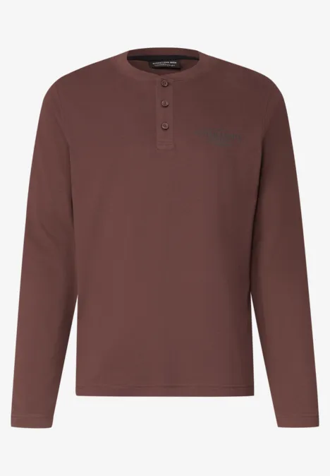 Angerautes Henleyshirt mit Printdetail maroon brown Ein kastanienbraunes Langarm-Henley-Shirt mit Rundhalsausschnitt und Knopfleiste.