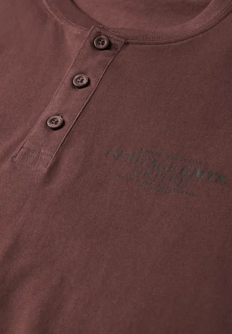Angerautes Henleyshirt mit Printdetail maroon brown Bordeauxrotes Henley-Shirt mit Knopfleiste und dezentem Logoprint auf der Brust