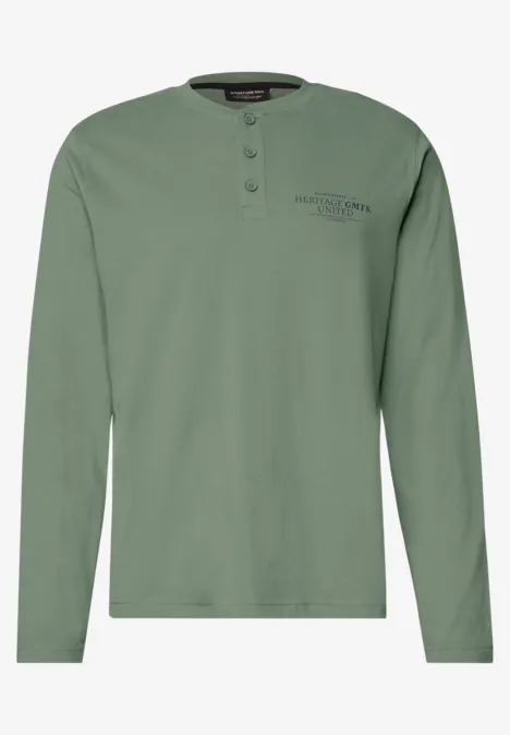 Angerautes Henleyshirt mit Printdetail willow green Grünes Herren-Langarmshirt im Henley-Stil mit Rundhalsausschnitt und kleinem Brustlogo-Stick