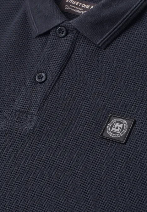 Langarm Poloshirt in Waffelstruktur dark ink blue Dunkelblaues Polohemd aus Meshstoff mit Knopfleiste und quadratischem Markenlogo.