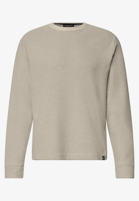 Beiger, langärmliger Pullover mit Rundhalsausschnitt, weichem Material und schmalen Bündchen.