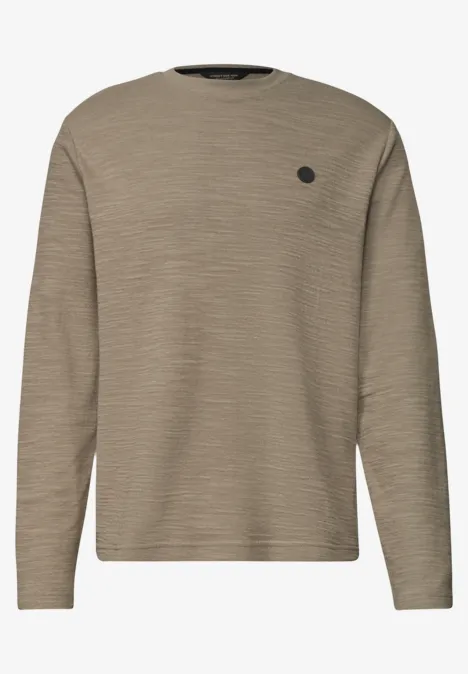 Langarm Shirt mit Rundhals in Unifarbe antique beige Taupefarbener Rundhalspullover mit feinem Strukturmuster und kleinem schwarzem Logo auf der Brust.