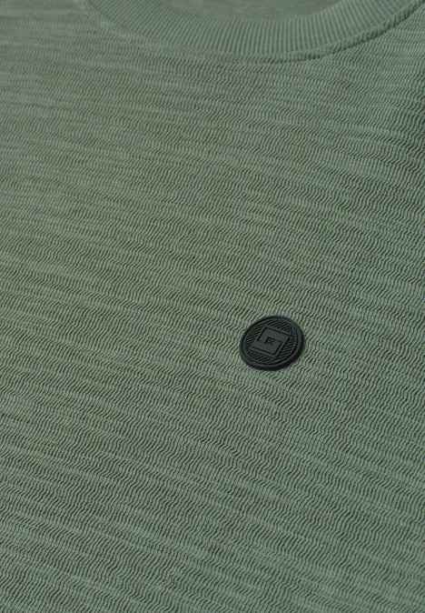 Langarm Shirt mit Rundhals in Unifarbe willow green Olivgrünes, fein gestricktes T-Shirt mit Rundhalsausschnitt und kleinem, schwarzem Logo-Button auf der Brust.