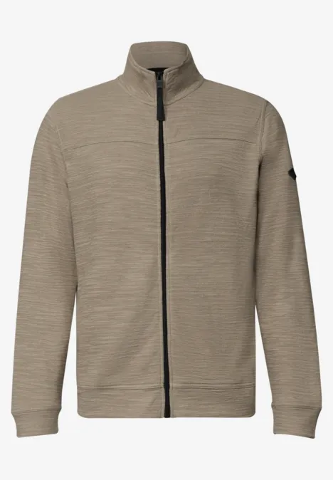Beige, leichte Strickjacke mit Reißverschluss und aufgesetzter Armtasche.