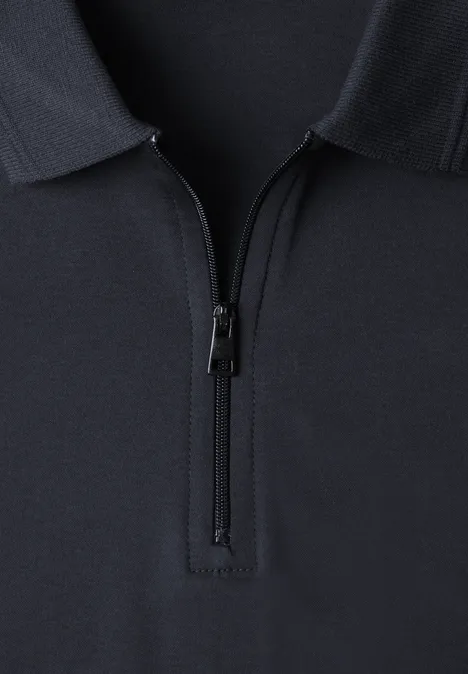 Nahaufnahme eines dunkelgrauen Poloshirts mit Reißverschluss und Stehkragen.
